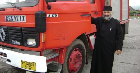 Pompierul in sutana. Preotul Gabriel Florea din Suceava si-a facut echipa de interventie la incendii