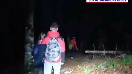 Salvamontistii din Arges au intervenit pentru a salva un grup de tineri care innoptasera pe munte, cand a pornit grindina