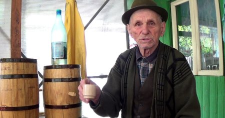 <span style='background:#EDF514'>POVESTE</span>a extraordinara a lui Gica Baciu, barbatul care la 102 ani munceste cat e ziua de lunga: Am colindat toti muntii astia