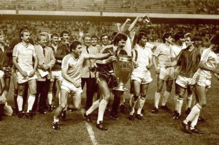 38 de ani de la cea mai mare performanta din fotbalul romanesc: castigarea Cupei Campionilor Europeni » Ce mesaje au postat FCSB si CSA <span style='background:#EDF514'>STEAUA</span>