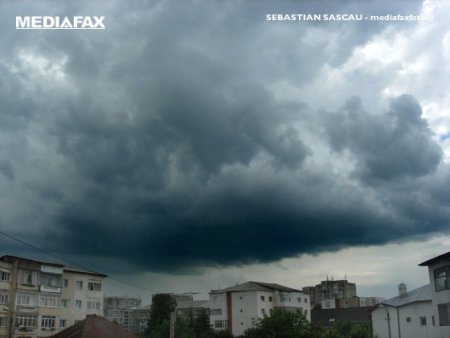 Alerta meteo de ploi torentiale, grindina si vant, in jumatatea tarii