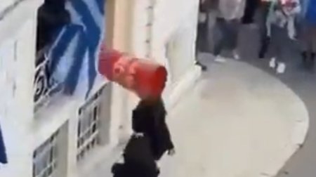 Viceprimarul din <span style='background:#EDF514'>CORFU</span> a bagat in spital o tanara, careia i-a aruncat, din greseala, in cap o oala uriasa de ceramica | VIDEO