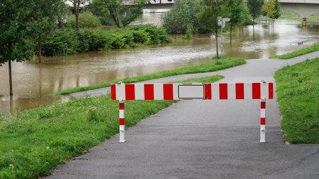 Alerta de inundatii in Romania. Rauri din 12 judete, sub avertizare pana la miezul noptii