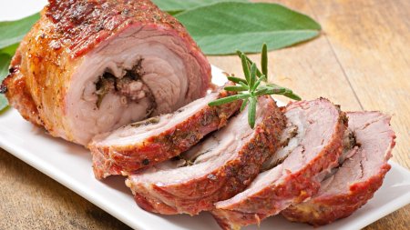 Ce sa faci cu restul de friptura de miel ramas de la Paste. Reteta pentru cea mai delicioasa si simpla rulada din carne