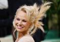 Pamela Anderson, diva de la Met Gala 2024. A incercat sa respecte codul vestimentar si si-a infrumusetat cocul cu pene