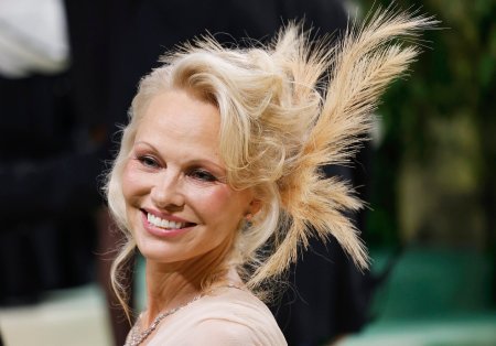 Pamela Anderson, diva de la Met Gala 2024. A incercat sa respecte codul vestimentar si si-a infrumusetat cocul cu pene