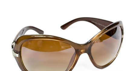 Un oftalmolog ofera sfaturi despre <span style='background:#EDF514'>ALEGERE</span>a ochelarilor de soare. Un TikToker a avertizat ca si-a stricat ochii cu lentile ieftine