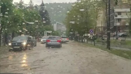 Inundatii pe DN1. Soseaua este blocata in zona garii din Sinaia. VIDEO