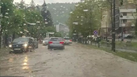 Inundatii pe DN1. Soseaua este blocata in zona garii din <span style='background:#EDF514'>SINA</span>ia. VIDEO