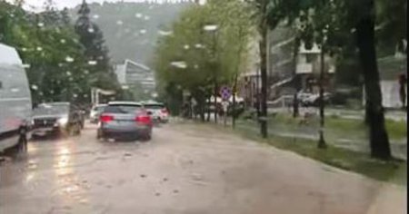 Traficul pe DN1, pe centura statiunii Sinaia, este oprit. Ploaia torentiala a adus aluviunile pe carosabil VIDEO