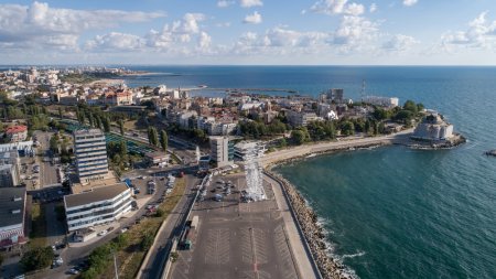 Litoralulromanesc.ro: Peste 70.000 de turisti au ales litoralul pentru vacanta de 1 Mai si Paste. Cele mai aglomerate statiuni au fost Mamaia, Costinesti si Vama Veche. Pretul mediu al unui sejur a fost de 1.106 lei/camera dubla