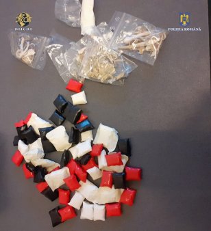 Droguri la Sunawaves: un barbat a fost prins cu amfetamina, MDMA, ketamina, capsule cu 2C-I, methoxetamine, 2C-B