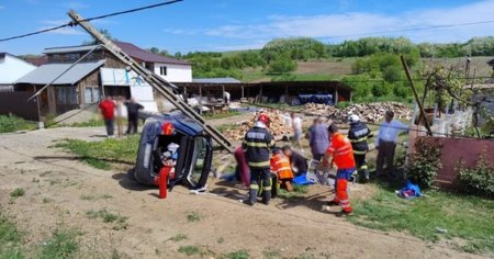 Accident grav in Suceava. O masina a derapat si a lovit un stalp de beton, pe care l-a rupt. Cinci persoane au fost ranite