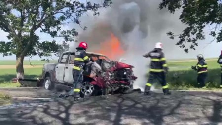 Accident grav in Tulcea. O ma<span style='background:#EDF514'>SINA</span> in care se aflau doua persoane s-a izbit violent de un copac si a luat foc