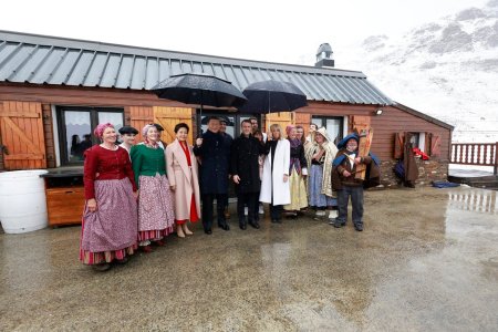 Emmanuel Macron incearca sa-l seduca pe Xi Jinping cu o escapada in Muntii Pirinei. Dansuri, branza si jambon, alaturi de sotii. Cadourile oferite liderului chinez | VIDEO