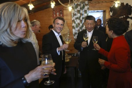 O prajitura numita le russe a fost inlocuita din motive <span style='background:#EDF514'>DIPLOMAT</span>ice din meniul mesei oferite de Macron lui Xi Jinping intr-un restaurant din Pirinei