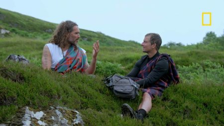 Bear Grylls l-a ajutat pe Russell Brand sa se boteze in Tamisa. Isus era distractiv, liber si salbatic VIDEO