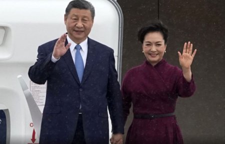 Presedintele chinez Xi Jinping a ajuns in <span style='background:#EDF514'>SERB</span>ia