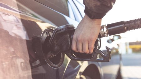 Benzina a ramas mai scumpa decat motorina, desi ambii carburanti s-au mai ieftinit. Pretul carburantilor in Romania, 8 mai 2024