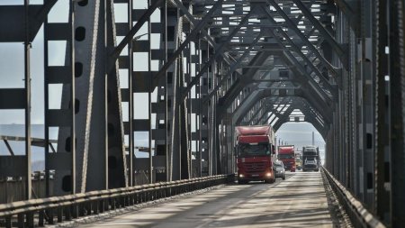 Trafic alternativ pe Podul Prieteniei, din cauza unor lucrari de asfaltare