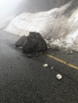 Drumarii anunta ca Transalpina ramane inchisa circulatiei rutiere / Caderi de pietre inregistrate in zona - FOTO / VIDEO