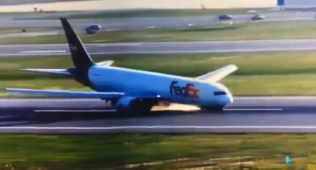 Pilotul unui avion de marfa Boeing a reusit sa aterizeze fara roata din fata, pe aeroportul din Istanbul. VIDEO