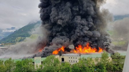 Incendiu in Italia, la o fabrica de statii de incarcare pentru automobile electrice. Nu iesiti din case. VIDEO