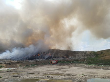 Groapa de gunoi din Galati inca arde. Pompierii estimeaza cel putin alte 12 ore de lucru pentru stingerea acestui incendiu major
