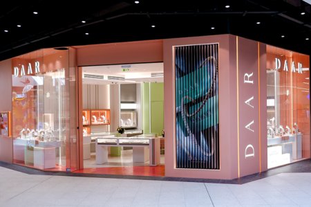 TEILOR a lansat un nou brand de bijuterii, DAAR, cu care ataca piata pieselor cu diamante create in laborator. Primele magazine au fost deja deschise in cinci orase din Romania