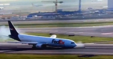 Aterizare de urgenta intr-un aeroport din Istanbul. Avionul a dat cu botul de pista. VIDEO