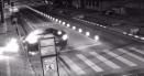 Limitatorul inteligent de viteza face prima victima in Romania. Momentul in care masina loveste un indicator VIDEO