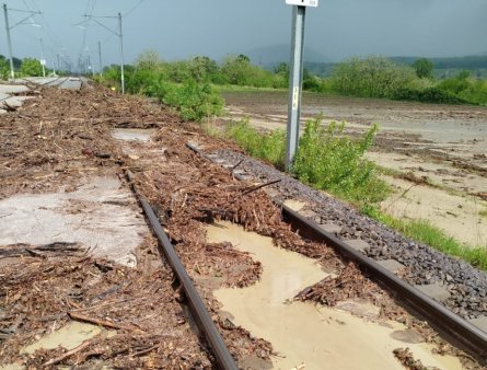 Circulatie feroviara blocata din cauza unei viituri. Trenuri cu intarzieri de pana la 290 de minute