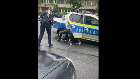 O politista din Cluj ii da cu spray lacrimogen in fata colegului ei care se lupta sa imobilizeze un agresor VIDEO