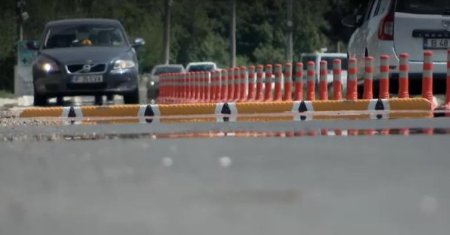 Prima victima a limitatorului inteligent de viteza montat recent in Ghermanesti, Snagov. Momentul in care masina loveste un indicator VIDEO