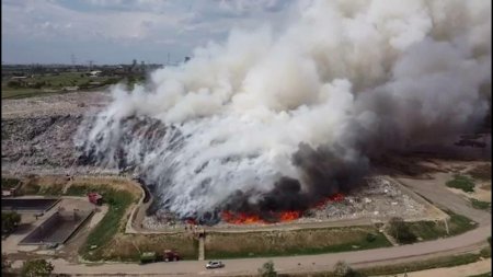 Pompierii din Galati continua lupta cu flacarile de la groapa de gunoi. S<span style='background:#EDF514'>CENA</span>riul luat in calcul de anchetatori