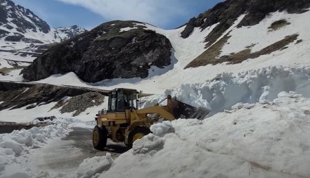 Nameti de peste 4 metri si risc de avalanse: drumarii deszapezesc zona cea mai dificila de pe Transfagarasan | VIDEO