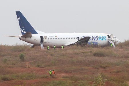 Un avion Boeing 737 a luat foc si a derapat de pe pista in timpul decolarii, in Senegal. Cel putin zece persoane au fost ranite