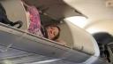 O femeie a fost filmata in timp ce dormea in compartimentul destinat bagajelor din avion. Videoclipul a devenit viral