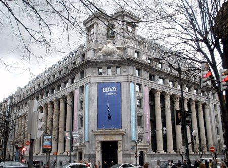 Banca spaniola BBVA a surprins pietele joi, dupa ce a anuntat o oferta de preluare ostila rara a rivalei Banco Sabadell