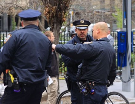 Un tanar a fost condamnat la 27 de ani de inchisoare in SUA pentru ca a atacat trei politisti din New York cu o maceta
