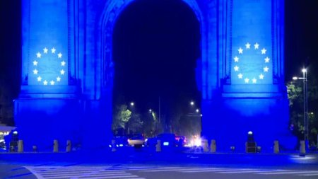 Arcul de Triumf a fost colorat in albastru de Ziua Europei. Alegatorii sunt chemati la vot pe 9 iunie