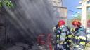 Incendiu puternic in Ploiesti, Prahova. O constructie de 2000 mp, plina cu produse petroliere, a luat foc