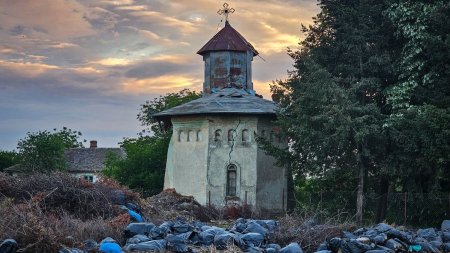 Biserica parasita si ingropata in gunoaie de langa Bucuresti: Cand nu mai e de nicio trebuinta lumeasca, Dumnezeu devine deseu