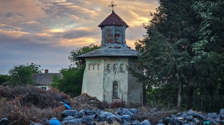 Biserica parasita si ingropata in gunoaie de langa Bucuresti: 