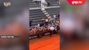 Rafael Nadal nu si-a dezamagit fanii la Roma! A semnat minute in sir autografe, desi afara ploua torential