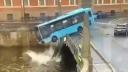 Un autobuz plin cu pasageri a cazut in raul Neva, in Sankt Petersburg. Cinci oameni au murit