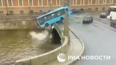 Cel putin 4 morti dupa ce un autobuz cu 20 de pasageri a cazut de pe un pod, in Sankt Petersburg. Momentul a fost filmat