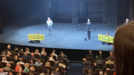 Activistii climatici au intrat in teatrul vienez Burgtheater, in mijlocul <span style='background:#EDF514'>PIESE</span>i Faust de Goethe: Pentru dreptul la supravietuire! | VIDEO