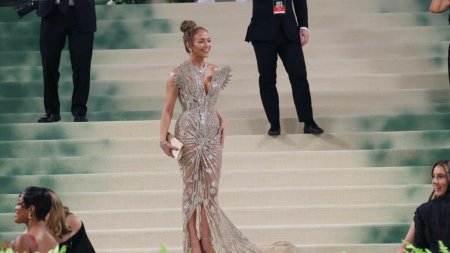 Jennifer Lopez, criticata pentru felul in care a interactionat cu o jurnalista la Met Gala. 