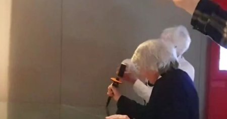 Londra: Doua protestatare de peste 80 de ani au incercat sa distruga cu un ciocan vitrina care protejeaza Magna Carta VIDEO